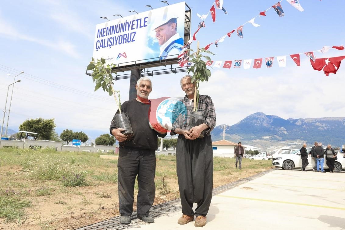 Mersin&rsquo;de üreticiye avokado fidanı ve destek dağıtımı