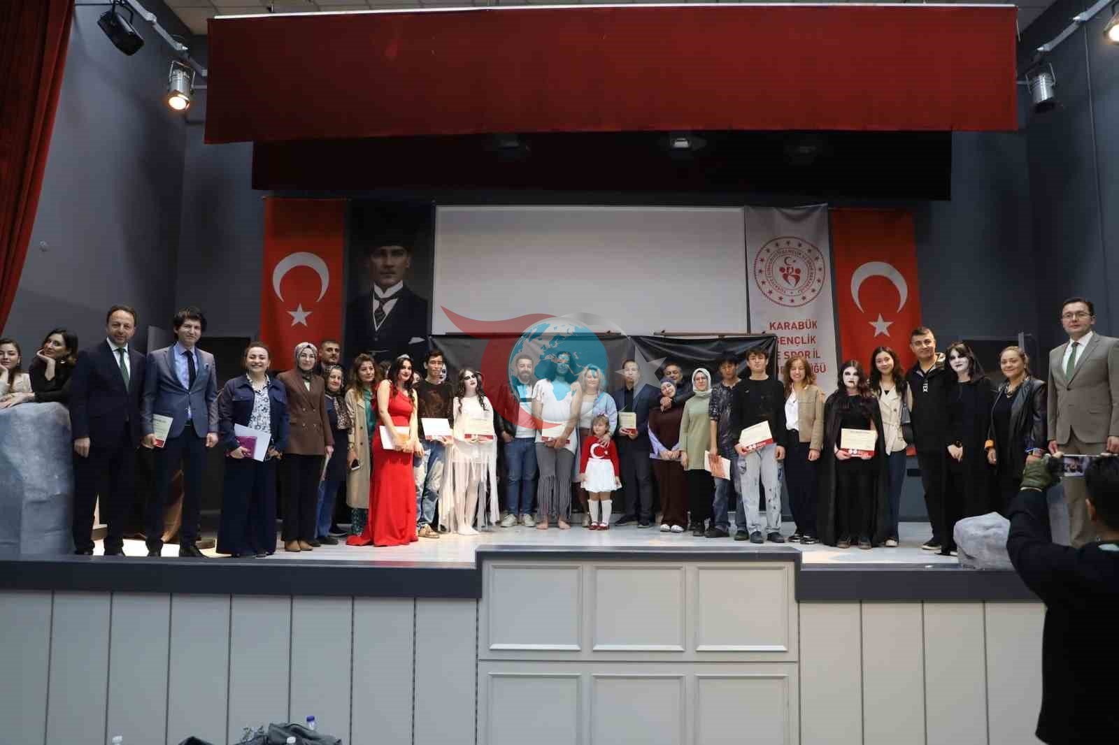 Karabük&rsquo;te gençler tiyatro sahnesinde yarıştı