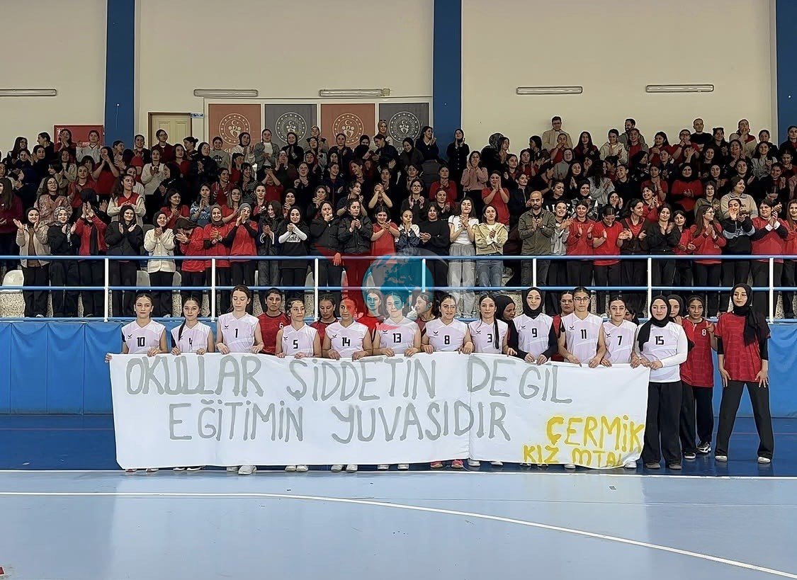 Diyarbakır’da öğrencilerin açtığı pankart duygulandırdı