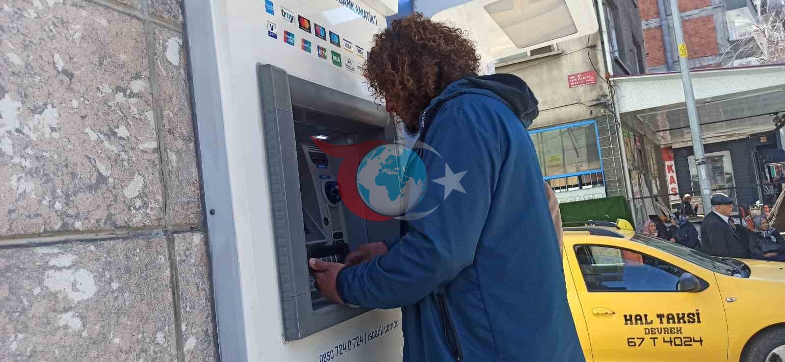 Müzisyen ATM&rsquo;de unutulan 13 bin 100 lirayı zabıtaya teslim etti