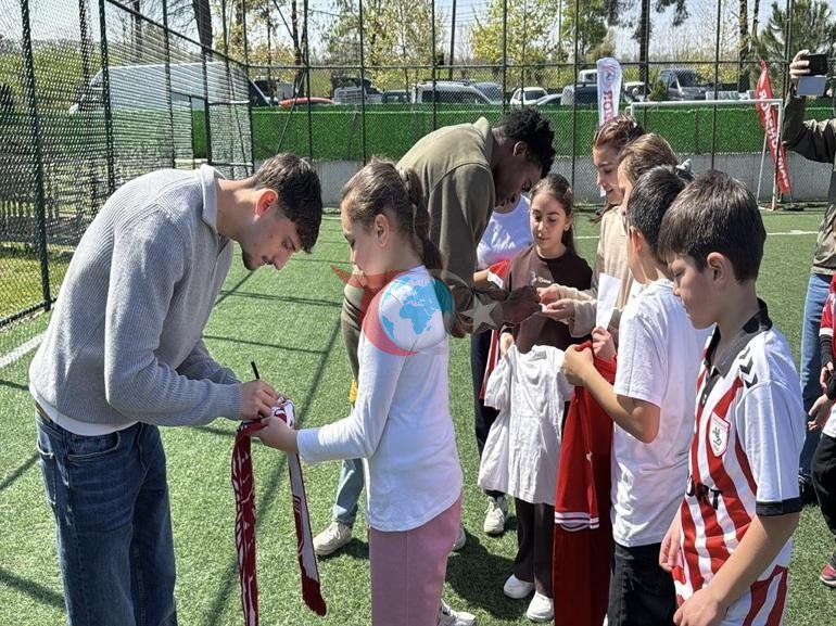 Samsunsporlu futbolcular, 23 Nisan Ulusal Egemenlik ve Çocuk Bayramı için çocuklarla buluştu