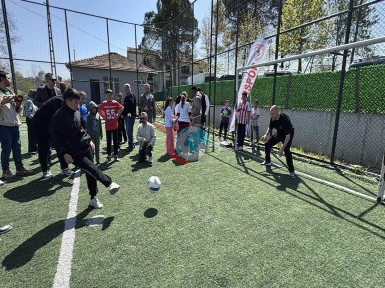 Samsunsporlu futbolcular, 23 Nisan Ulusal Egemenlik ve Çocuk Bayramı için çocuklarla buluştu