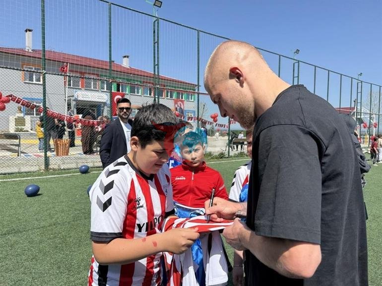 Samsunsporlu futbolcular, 23 Nisan Ulusal Egemenlik ve Çocuk Bayramı için çocuklarla buluştu