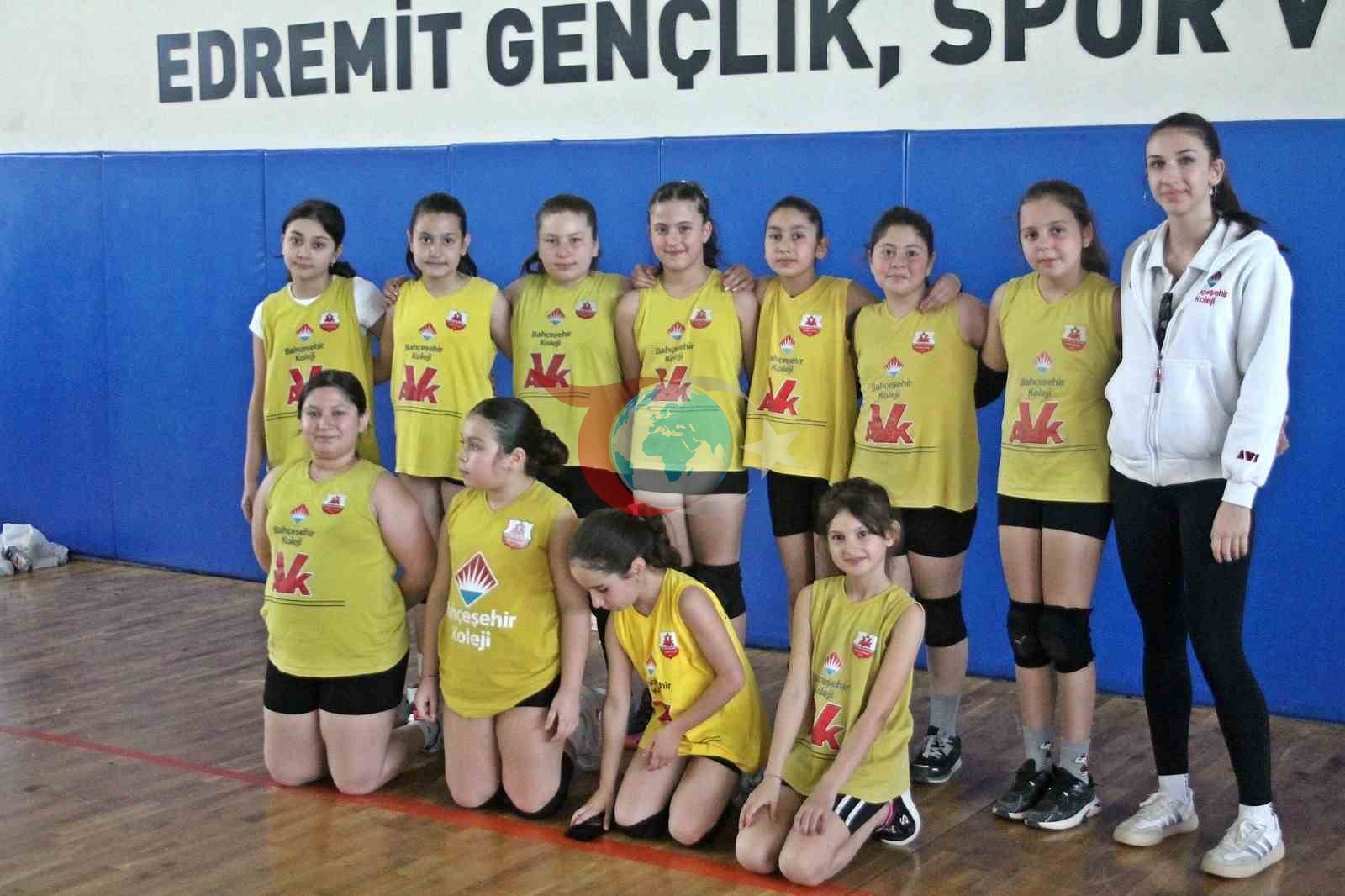 Burhaniyeli minik sporcular voleybolda birinci oldu