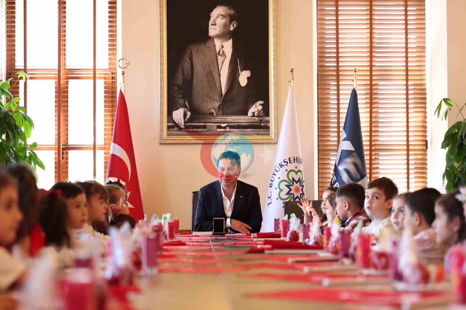 Başkan Aras, koltuğunu minik Azra&rsquo;ya devretti