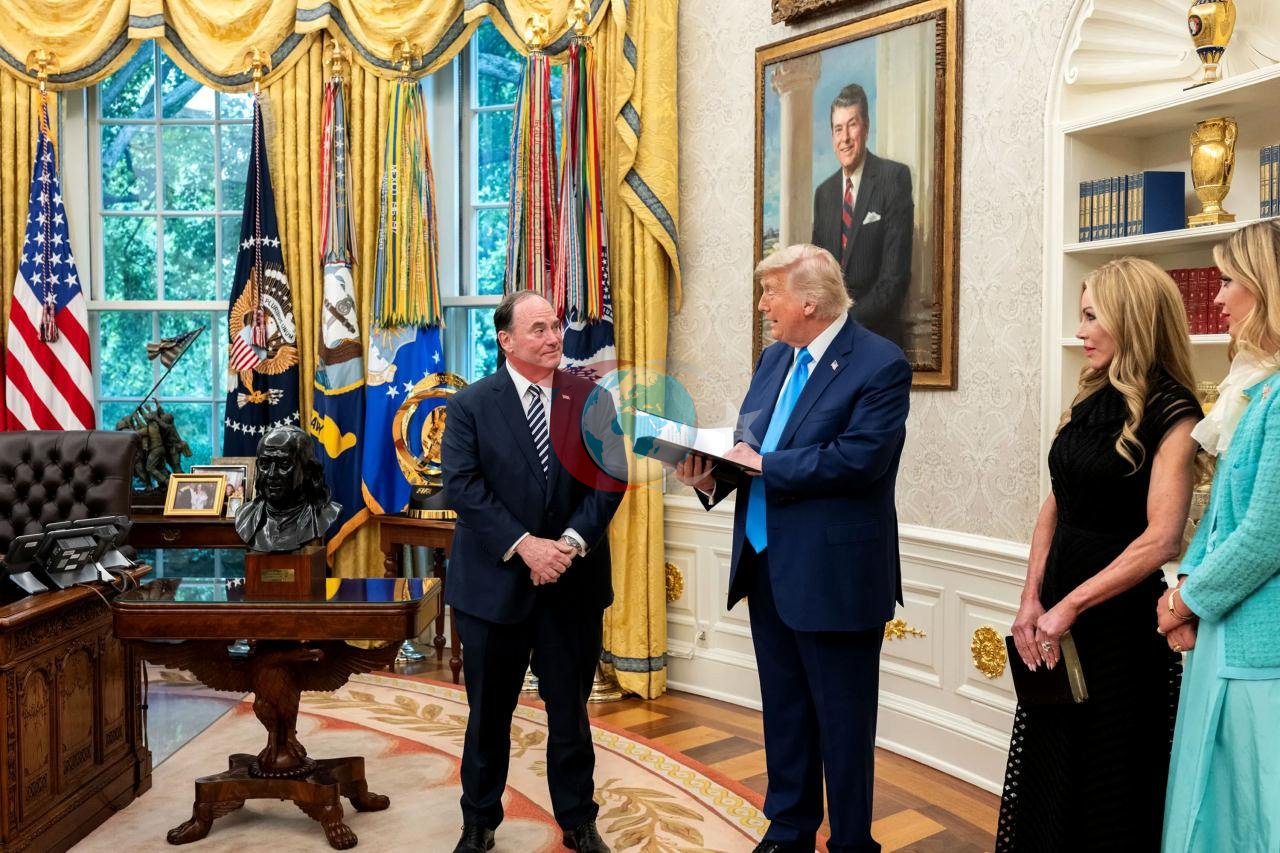 John Phelan ve Donald Trump