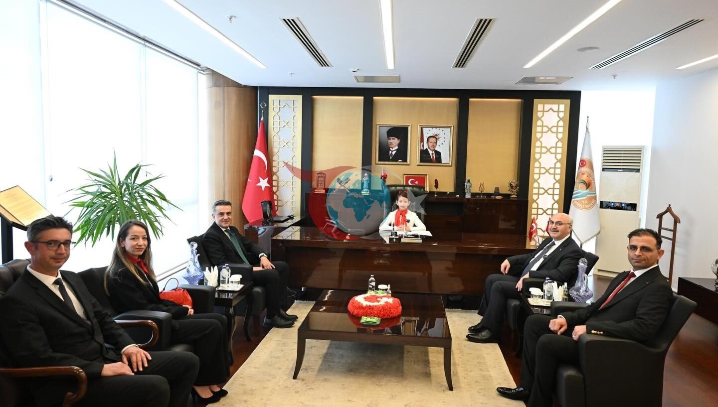 Denizli Valisi Köşger, makam koltuğunu minik İpek&rsquo;e devretti