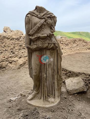 Laodikeia Antik Kentinde 2 metrelik Athena heykeli gün yüzüne çıkarıldı