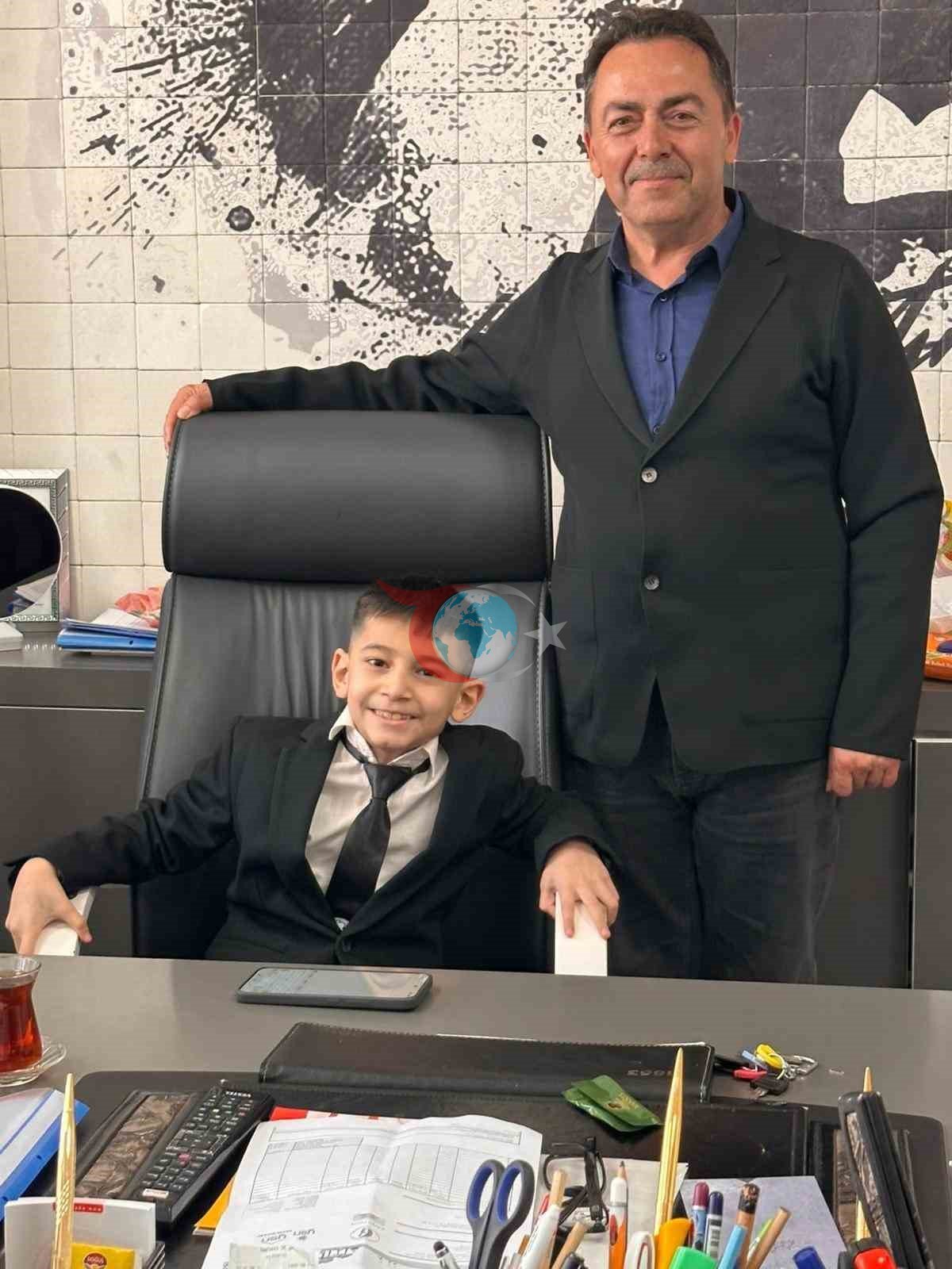 Müdür koltuğuna oturan küçük çocuk ilk talimatıyla arkadaşlarını sevindirdi