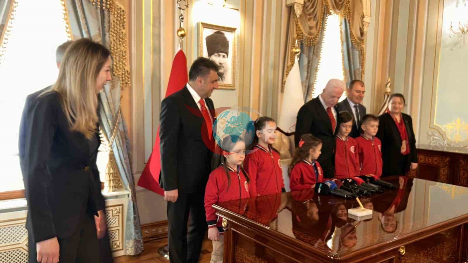 İstanbul Valisi Davut Gül koltuğunu 2&rsquo;nci sınıfı Asmin Ayşe Aslan&rsquo;a bıraktı