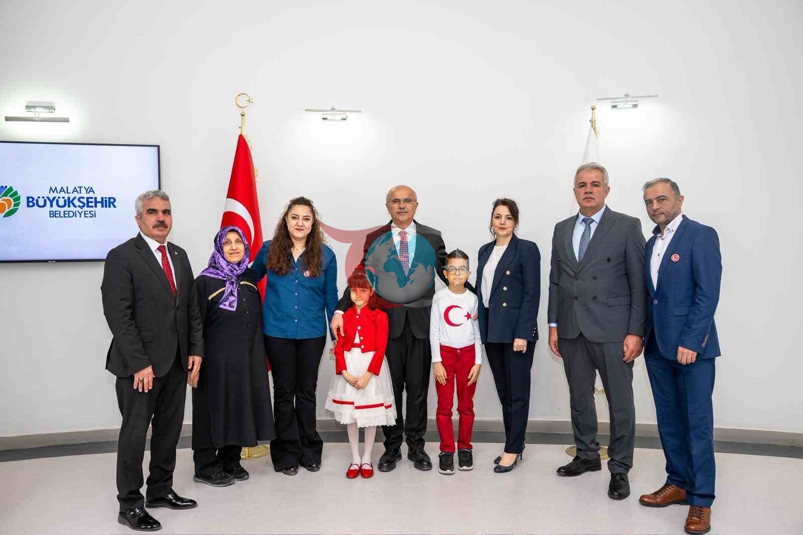 Malatya Büyükşehir Belediye Başkanı Sami Er, koltuğunu Ece Sayar’a devretti