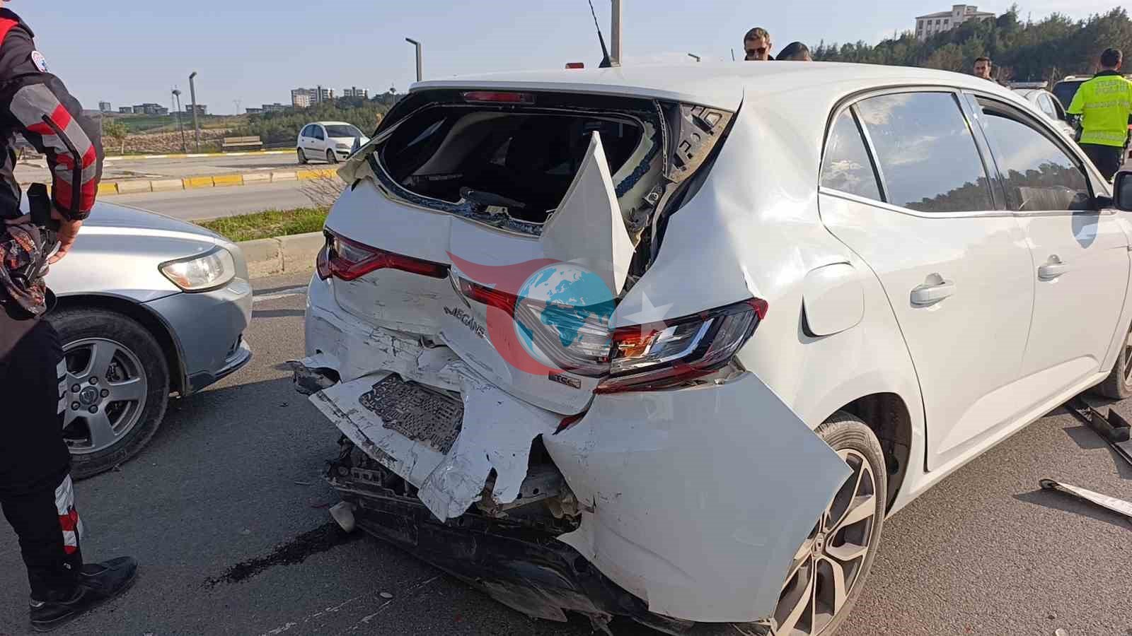 Minibüs ile iki otomobil çarpıştı: 1 yaralı