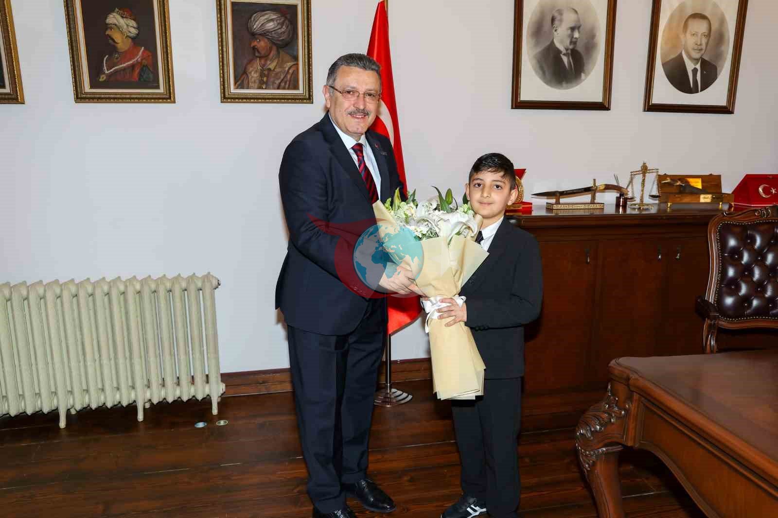 Başkan Genç, koltuğunu minik Hamza’ya devretti