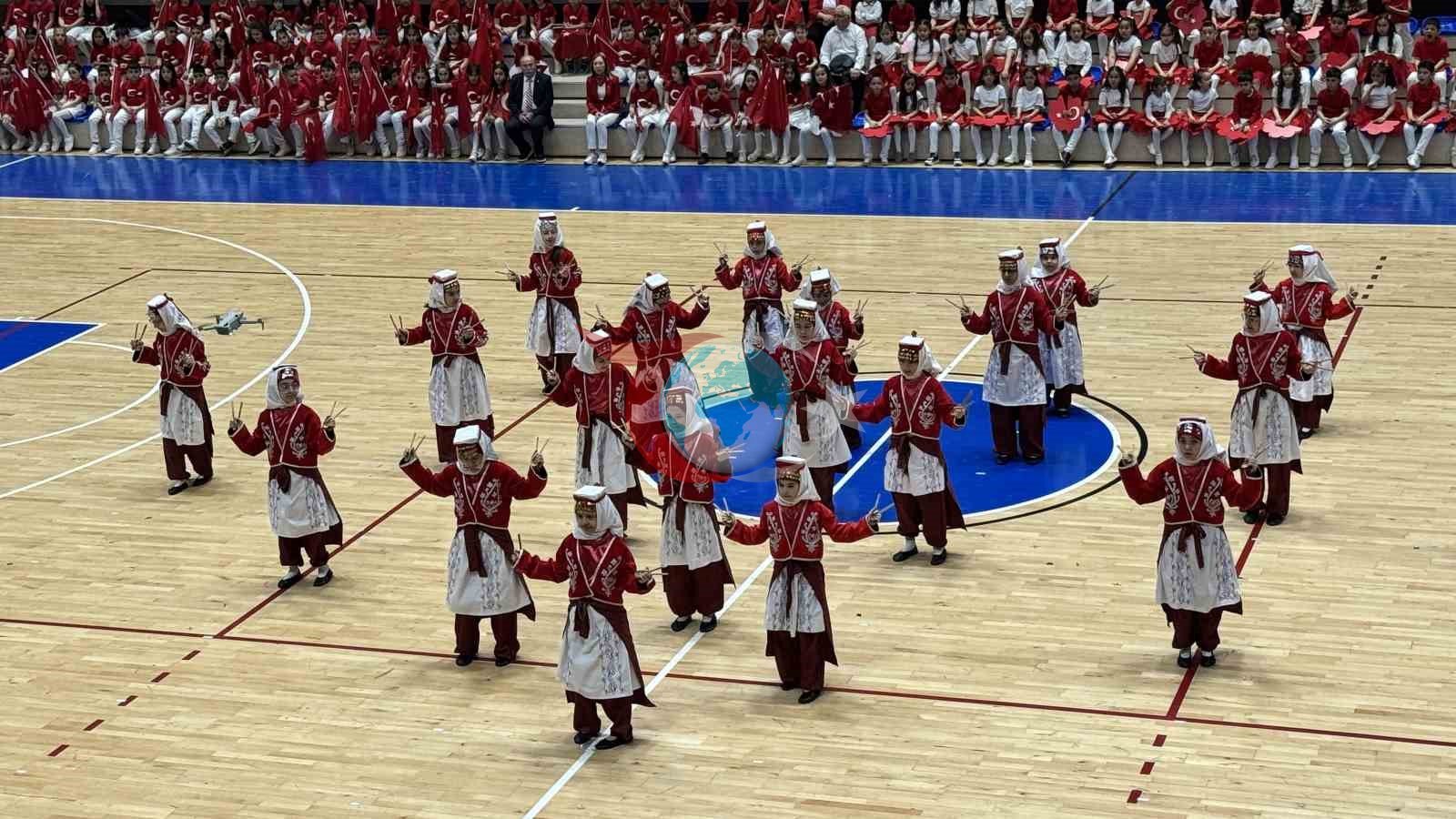 Karabük’te 23 Nisan coşkusu spor salonuna sığmadı