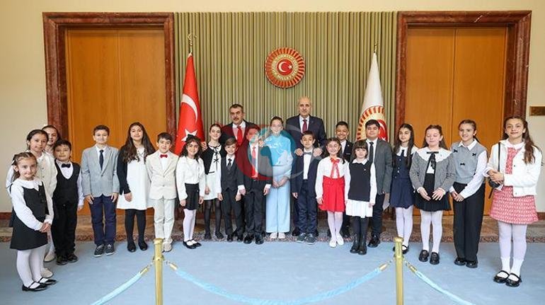 TBMM Başkanı Kurtulmuş, koltuğunu 6. sınıf öğrencisine devretti