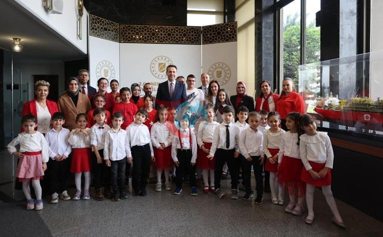 Bakan Bayraktar, çocuklarla bir araya geldi