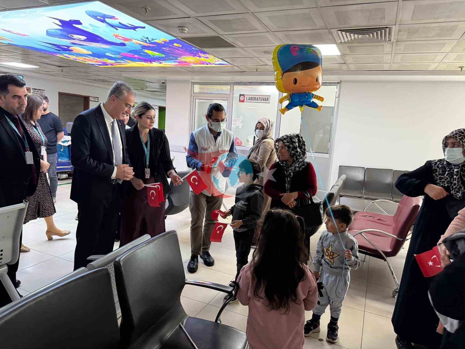 Hastanede 23 Nisan coşkusu: Minik hastalara sürpriz bayram etkinliği