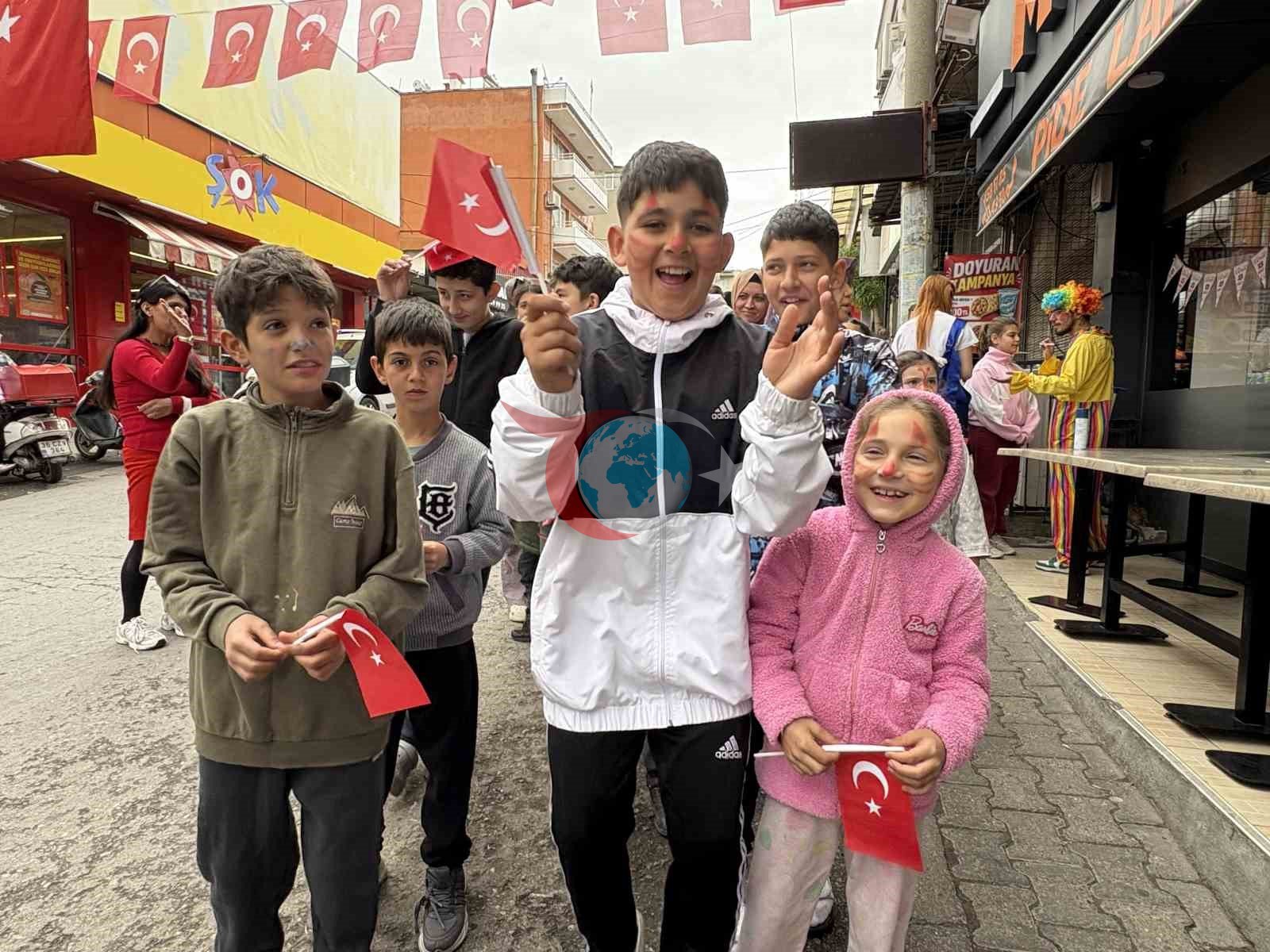 İzmirli işletmeciden 23 Nisan&rsquo;da binlerce çocuğa pide ve bayrak
