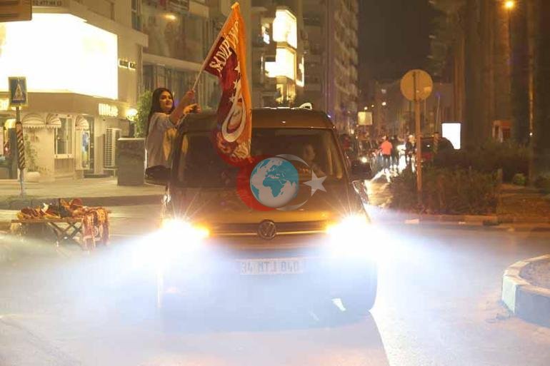 Galatasaray’ın derbi galibiyeti İzmir’de coşkuyla kutlandı