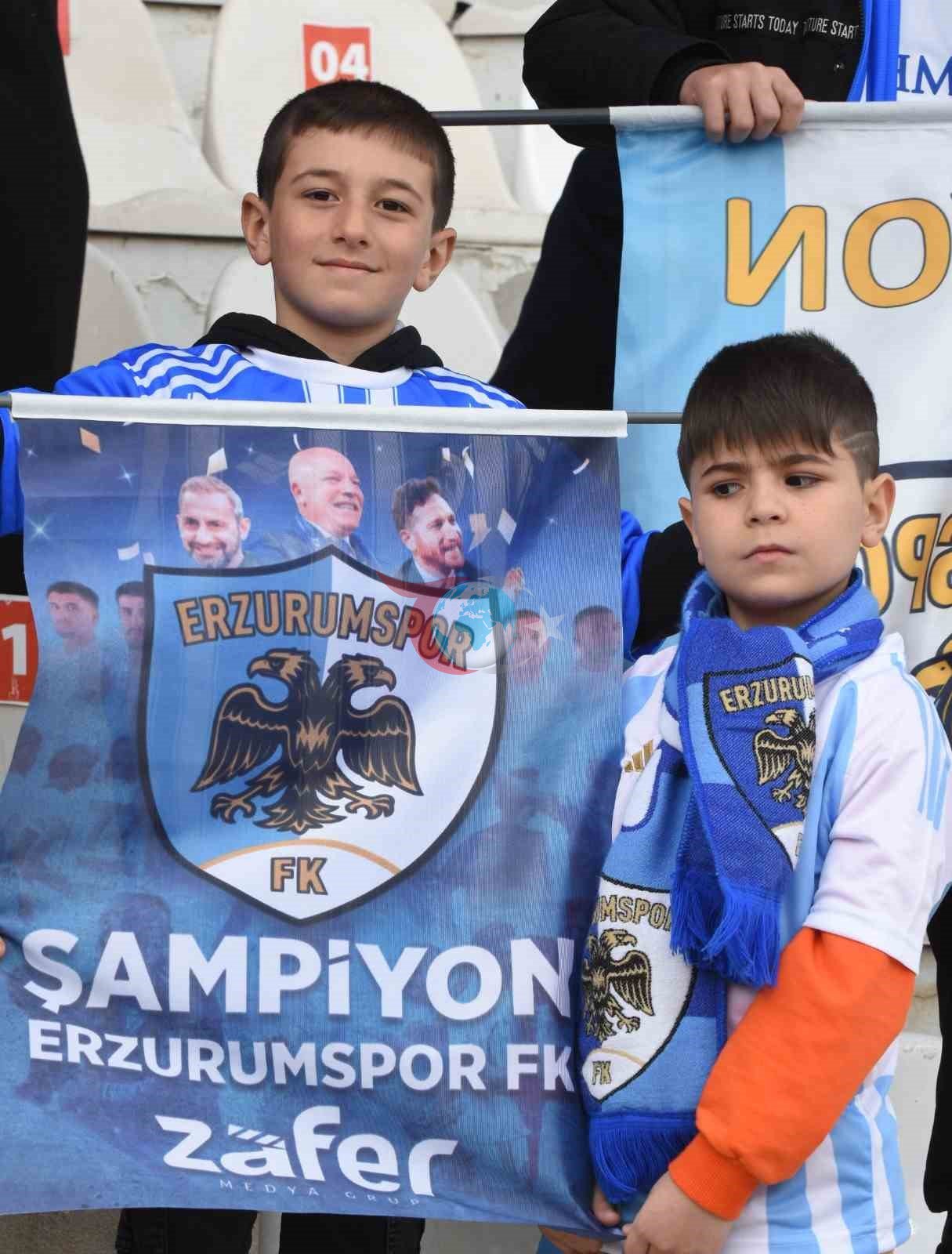 Şampiyon taraftarlara bayrak ve poster jesti