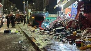 Otomobil iş yerlerine çarpıp, devrildi