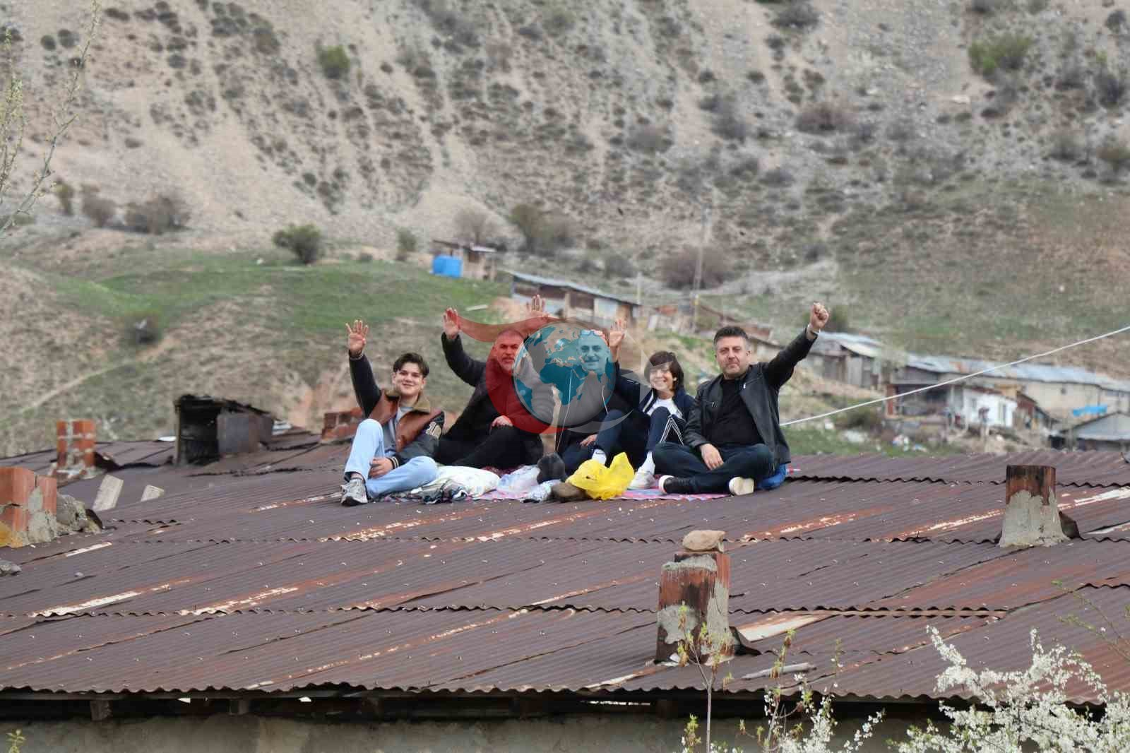 Çatıda kaygana yiyerek maç izlediler