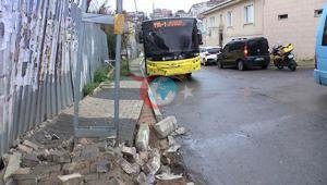 Beykozda kayan İETT otobüsü aydınlatma direğine çarptı Yaralılar var