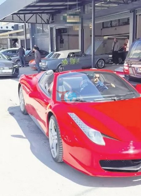 Burak Özçivit'in 30 milyonluk Ferrari'si sanayide! - Resim : 1