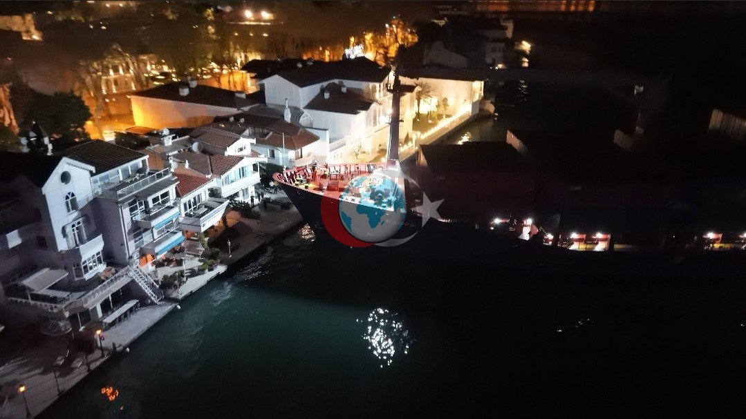 İstanbul Boğazı&rsquo;nda gemi yalıya metreler kala karaya oturdu, geçişler geçici olarak durduruldu