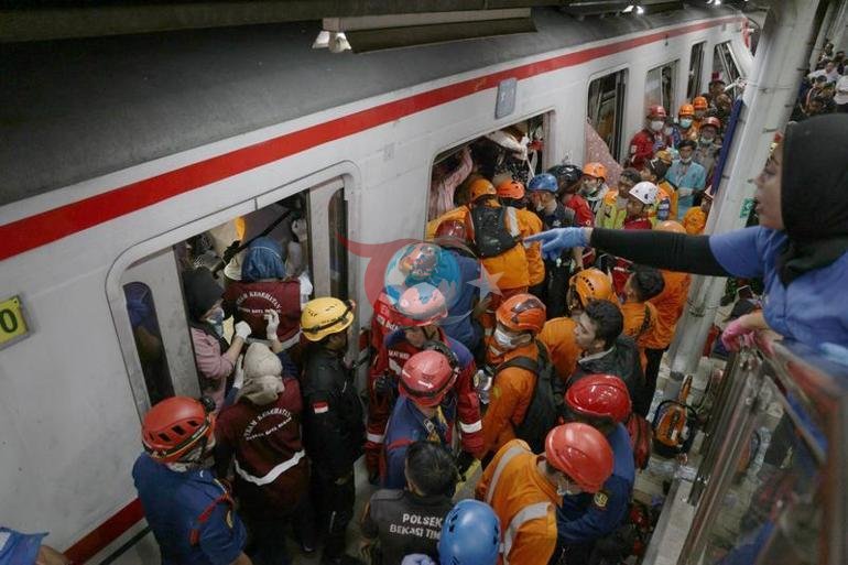 Endonezyada tren kazası: 14 ölü, 84 yaralı