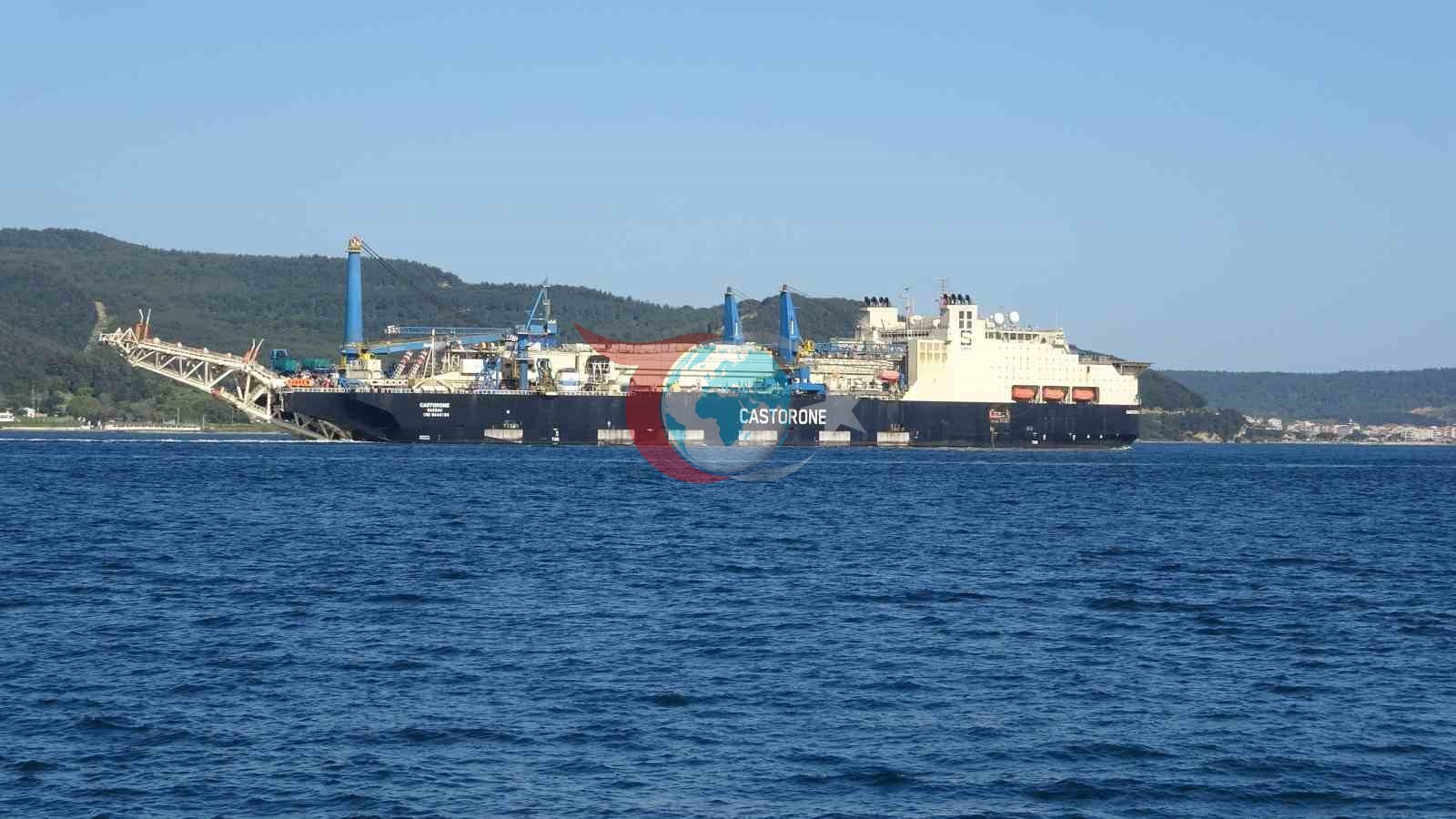 Derin denizlerde boru döşeme gemisi ’Castorone’, Çanakkale Boğazı’ndan geçti