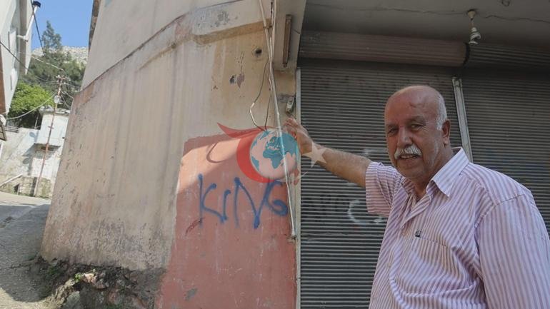 Duvar deliğinden çıktılar, mahalleyi sardılar Çocukların attığı taşlar arıları kızdırdı