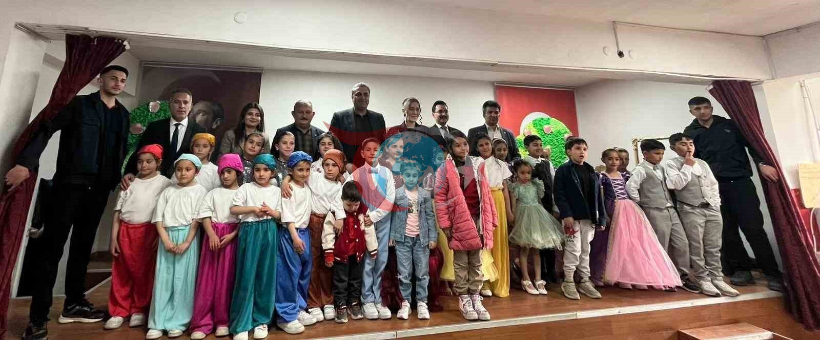 Kars&rsquo;ta miniklerden büyük performans: Köy ilkokulu öğrencileri sahnede göz doldurdu