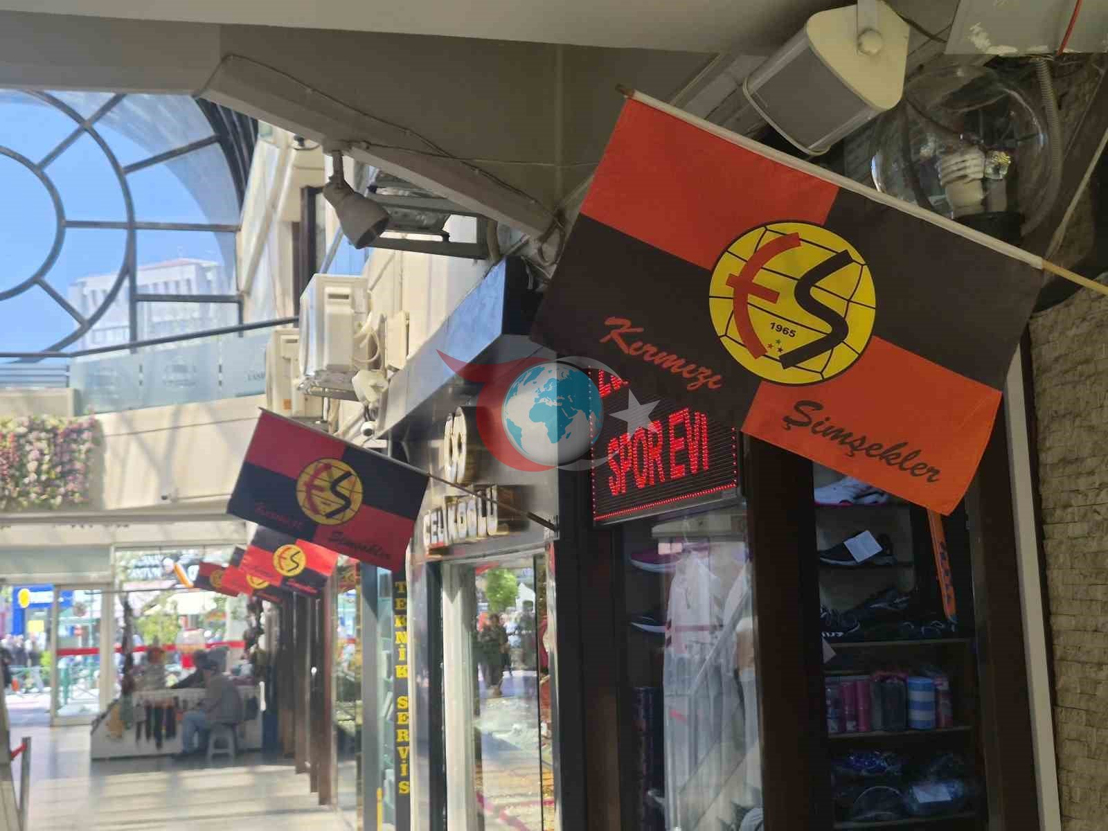 Taşbaşı esnafından Eskişehirspor&rsquo;a bayraklarla destek