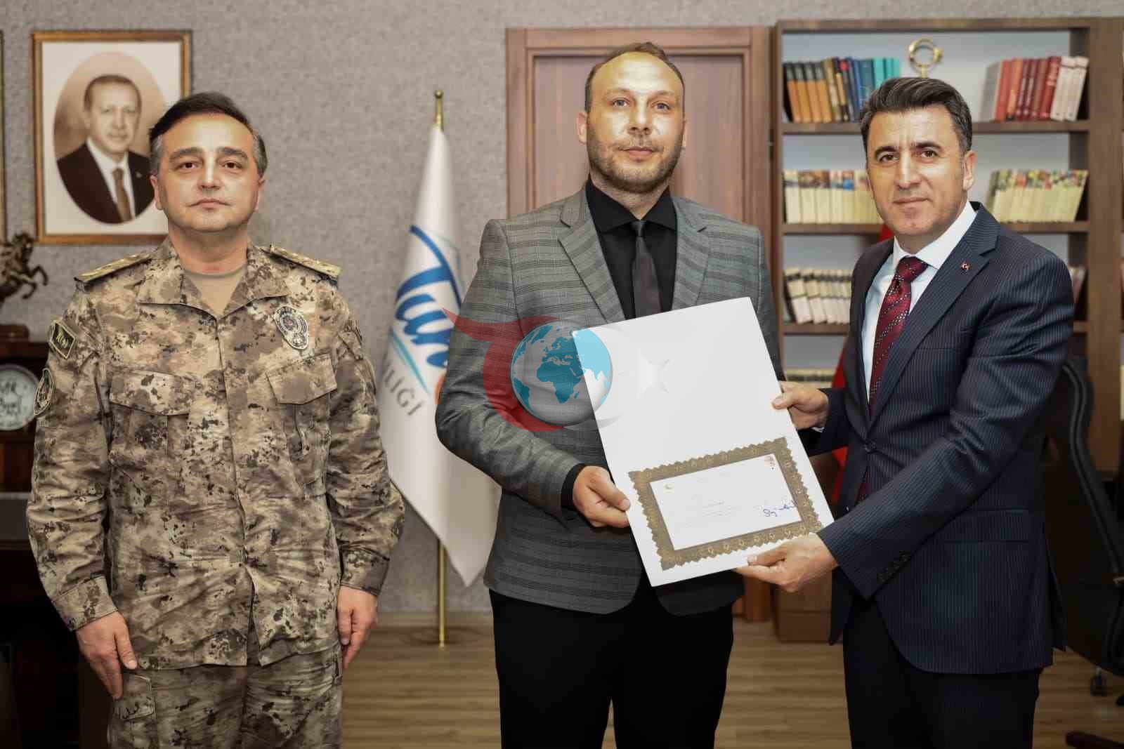 Tunceli’de boğulma tehlikesi geçiren çocuğu kurtaran polisler ödüllendirildi