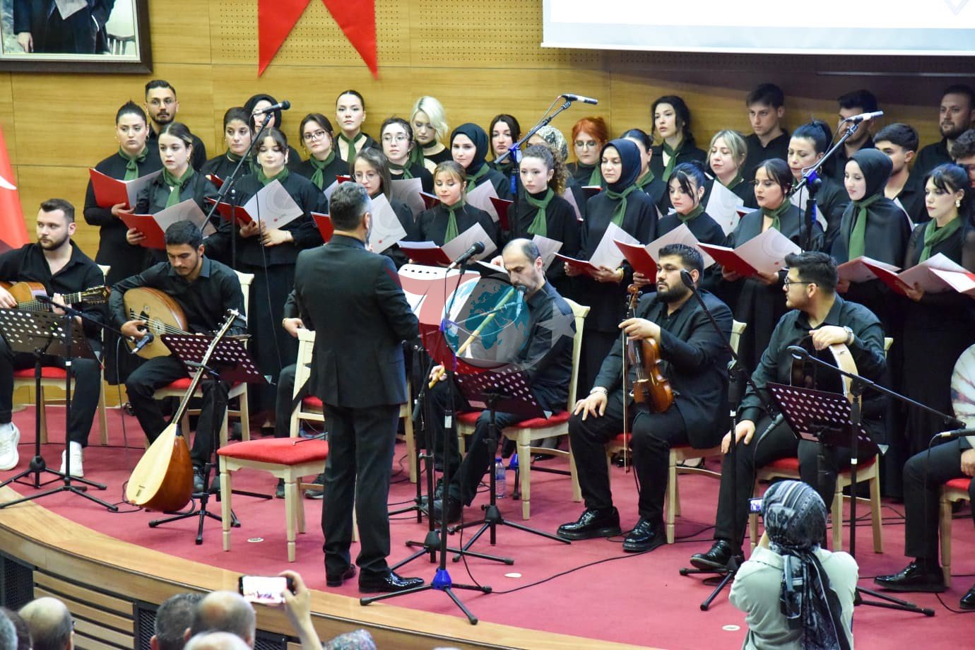 Üniversite öğrencilerinden oluşan korunun konseri büyük beğeni topladı
