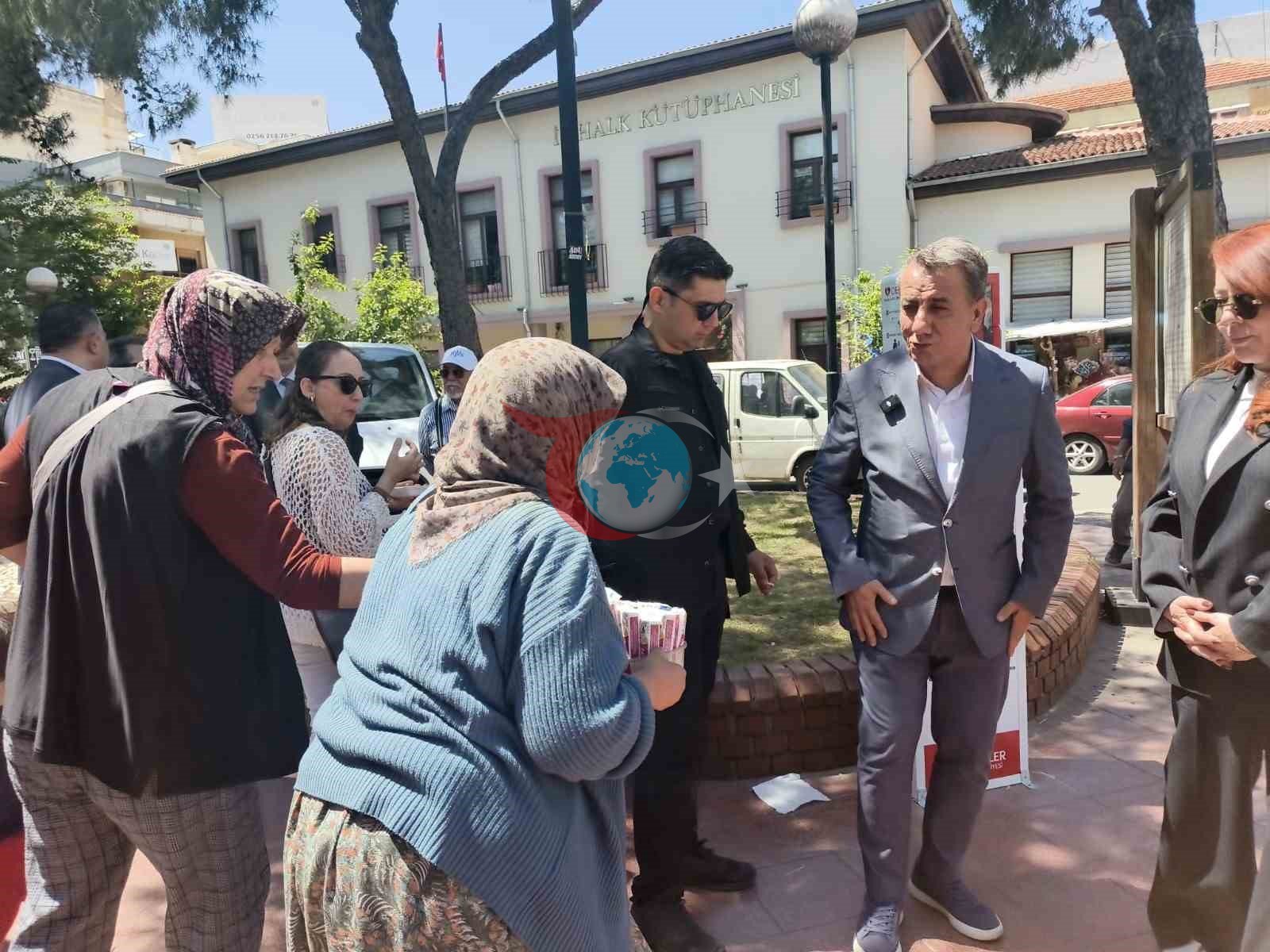 Herkes belediye başkanı olarak,işportacı teyze ise müşteri olarak gördü