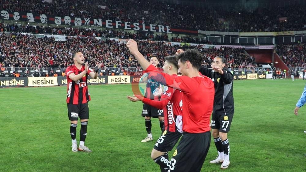Eskişehirsporlu oyuncular turu çiftetelli oynayarak kutladı