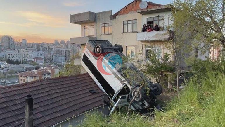 Kağıthanede feci kaza Evin çatısına düşen okul servisinin şoförü öldü