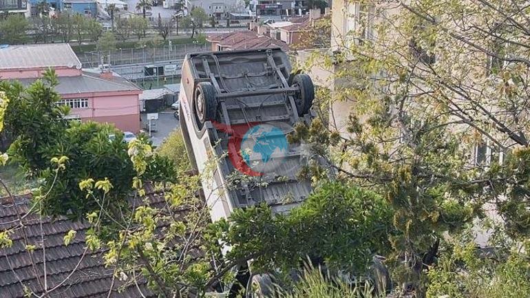 Kağıthanede feci kaza Evin çatısına düşen okul servisinin şoförü öldü