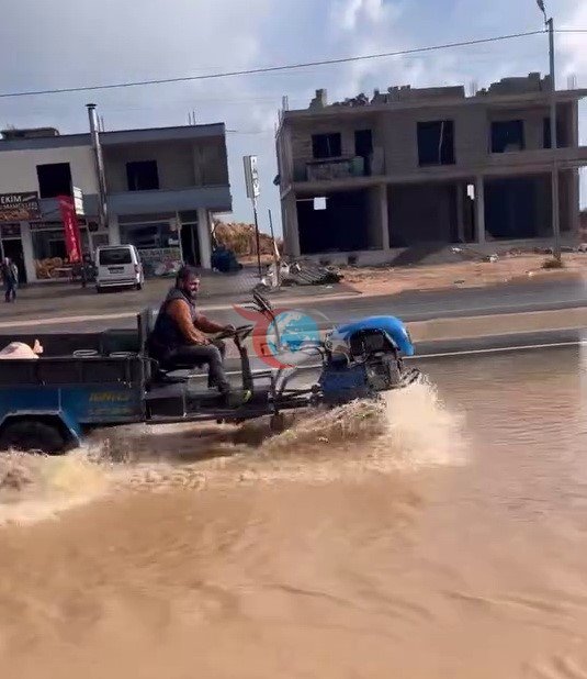 Kahta&rsquo;ya bağlı Narince&rsquo;de yağış sonrası yollar göle döndü