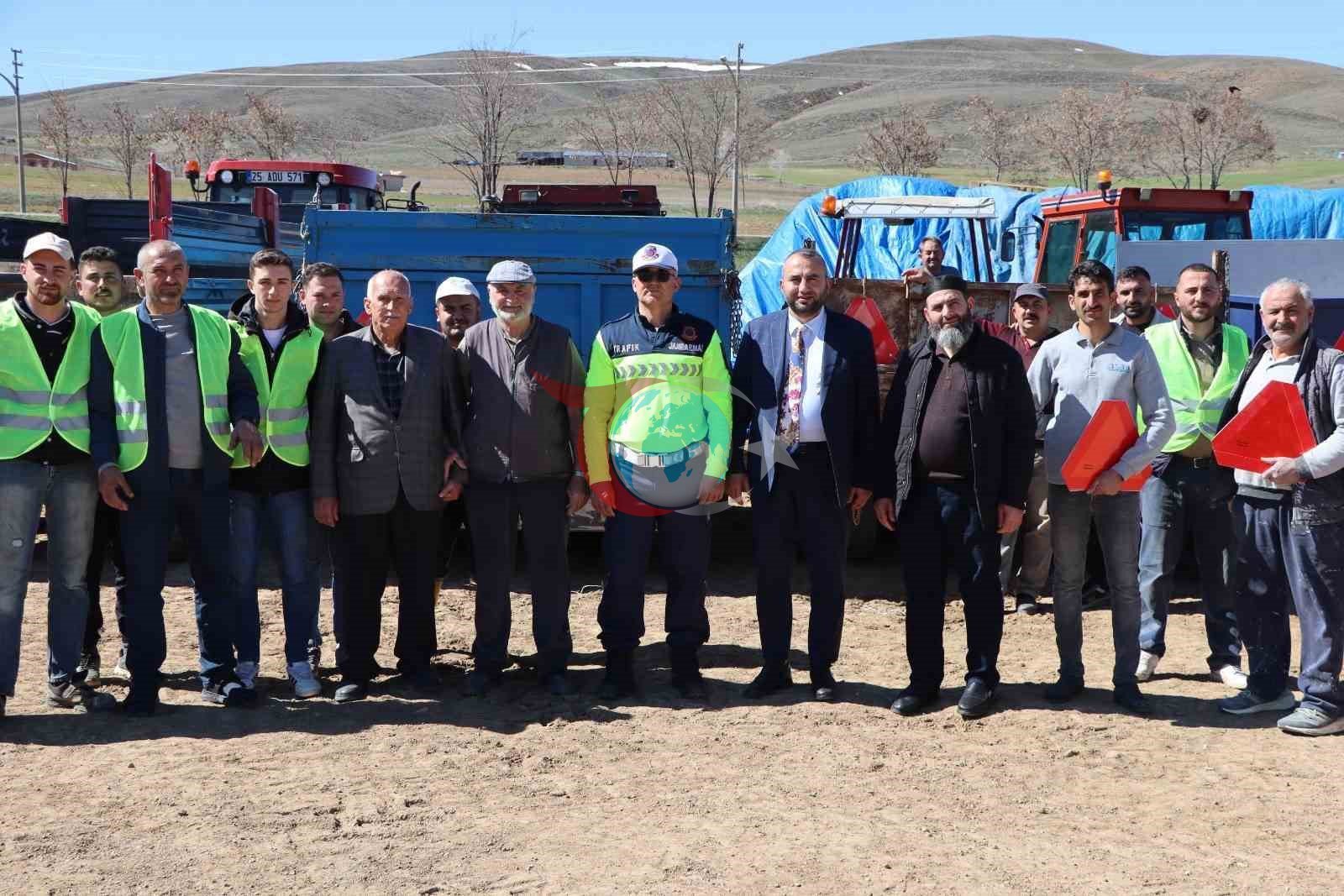Tarla bahçe sezonu başlarken jandarmadan traktör kazalarına reflektörlü önlem