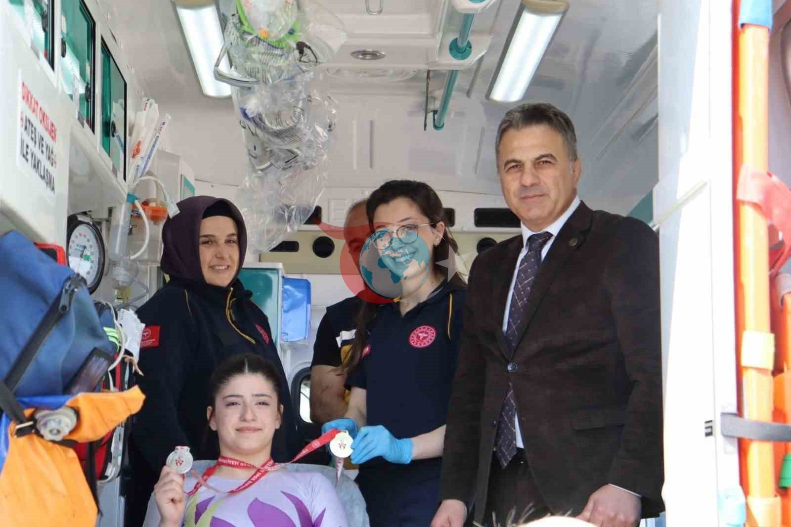 Madalyasını ambulansta aldı
