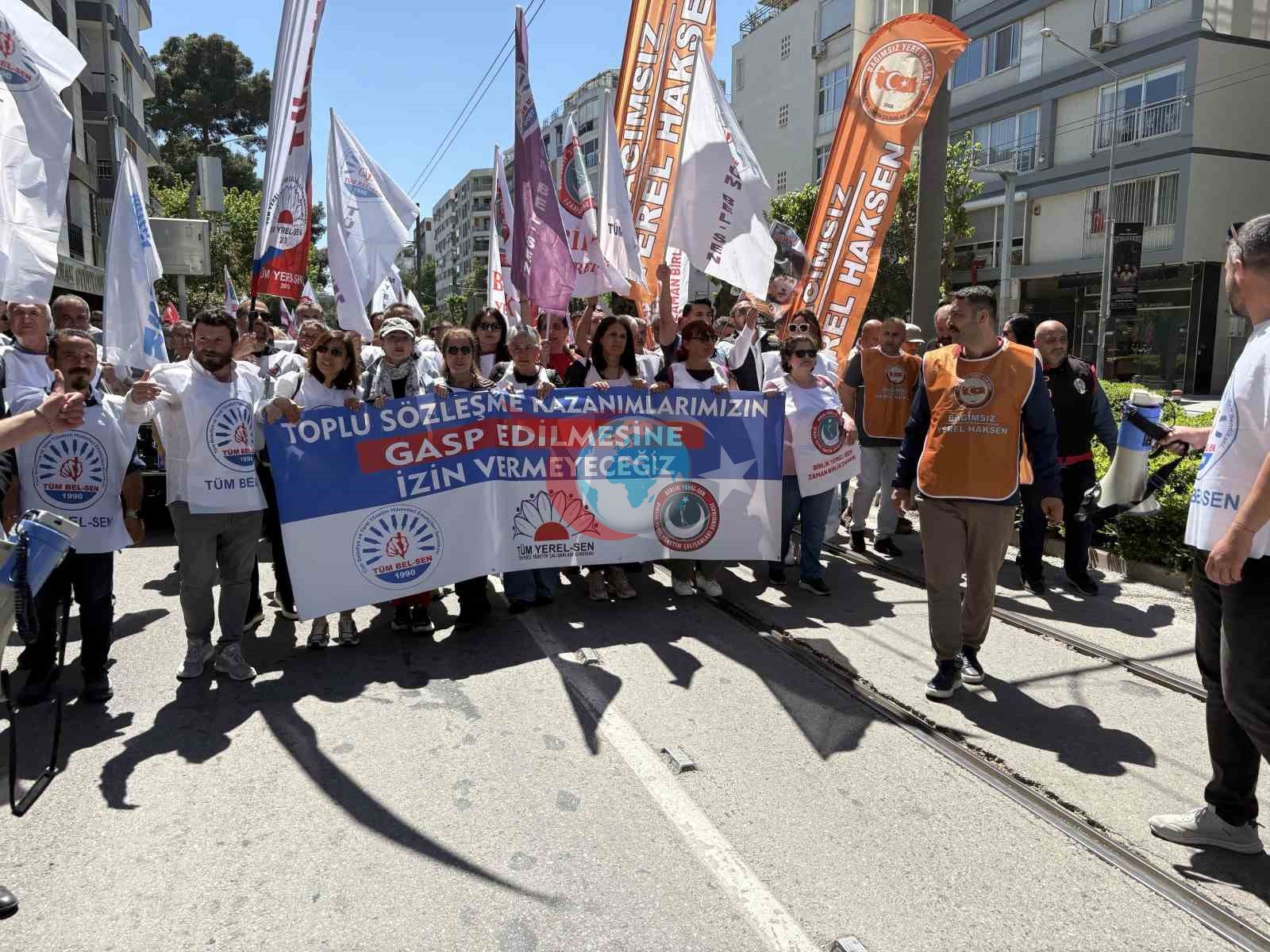 İzmir&rsquo;de belediye memurları CHP&rsquo;nin kapısına dayandı