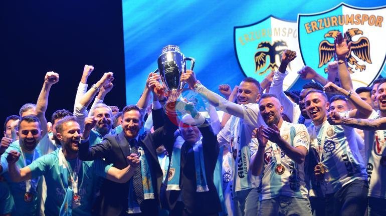 Erzurumspor FK şampiyonluğu taraftarlarıyla kutladı