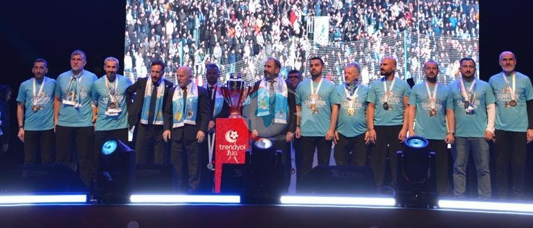 Erzurumspor FK şampiyonluğu taraftarlarıyla kutladı
