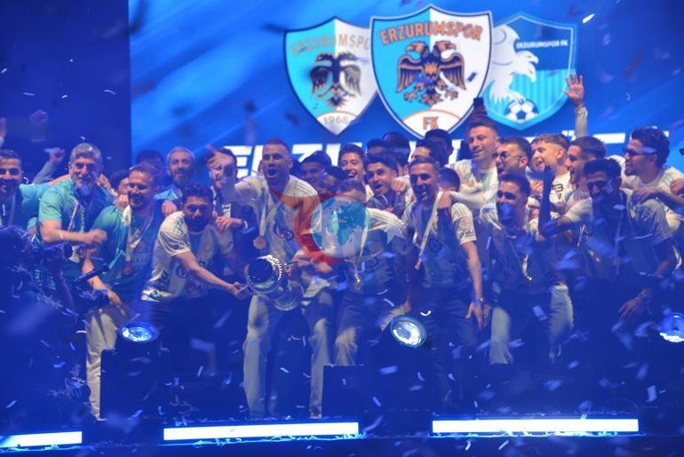 Erzurumspor FK şampiyonluğu taraftarlarıyla kutladı
