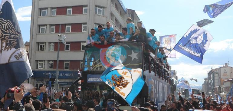 Erzurumspor FK şampiyonluğu taraftarlarıyla kutladı