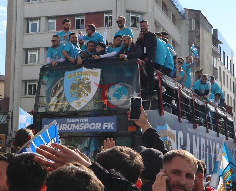 Erzurumspor FK şampiyonluğu taraftarlarıyla kutladı