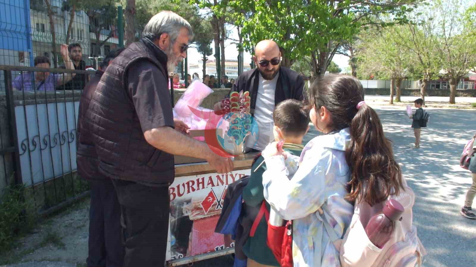 Balıkesirli vatandaş babasının hayrı için öğrencilere pamuk şekeri dağıttı